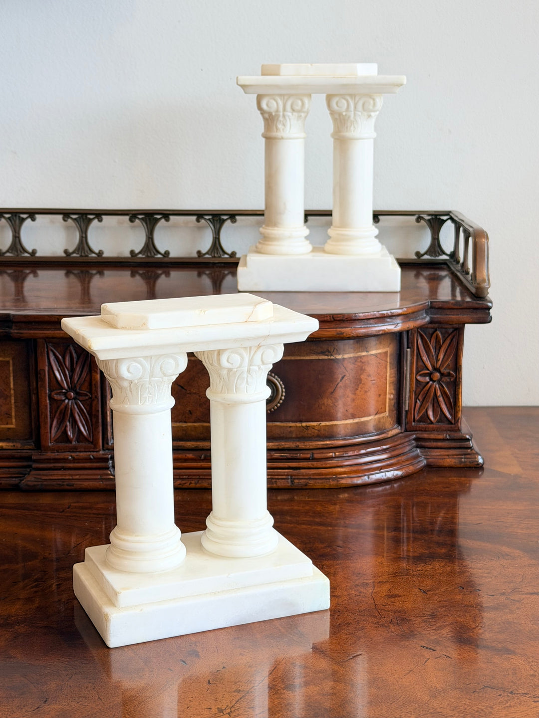 Pair of 1940s Italian carved marble Corinthian column bookends showing detailed classical design and elegant marble finish.
