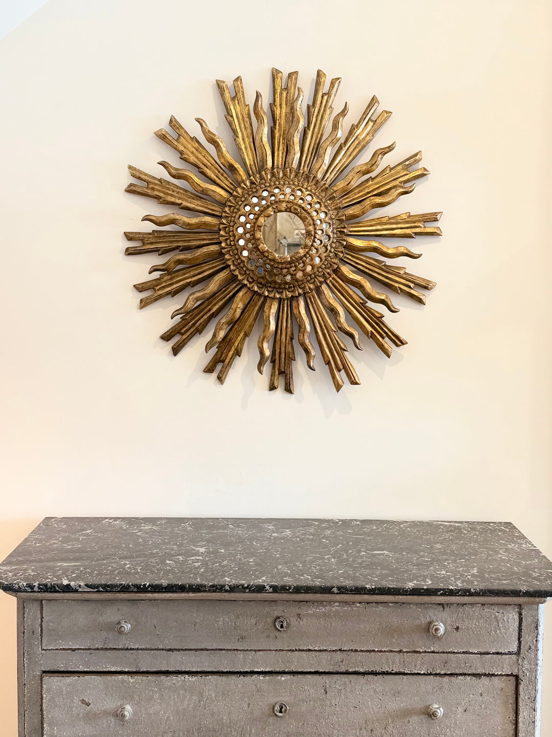 Large antique Italian carved wood sunburst mirror from 1920, featuring intricate details and a vintage sunburst design.